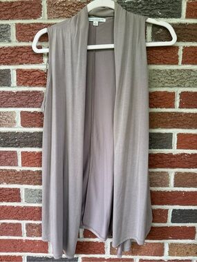 Lightweight Green Envelope Sleeveless Draped Open-Front Cardigan in Taupe Gray